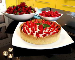 Клубничный тарт с творожным кремом и шоколадом