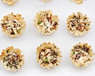 Корзиночки из слоеного теста с беконом Тарт фламбе