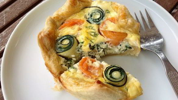 Рецепт Маленькие тарты с лососем и цукини розами