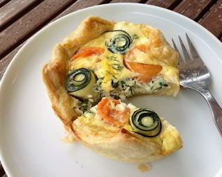 Маленькие тарты с лососем и цукини розами