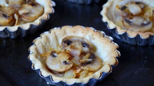 мини тарты с грибами и пармезаном