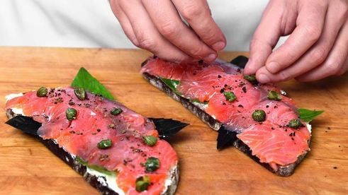 ржаные тартинки с лососем