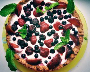 Шоколадно-творожный тарт-суфле с ягодами