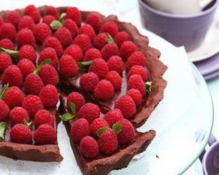 Шоколадный тарт с малиной