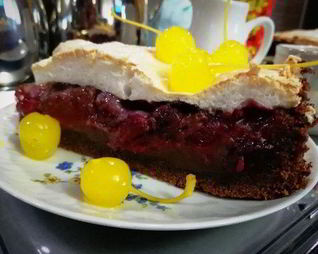 Шоколадный теплый тарт с вишнями и сливами