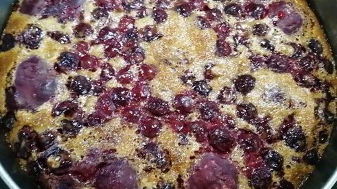 шоколадный теплый тарт с вишнями и сливами