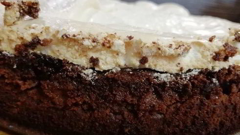 шоколадный теплый тарт с вишнями и сливами