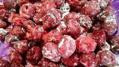 шоколадный теплый тарт с вишнями и сливами