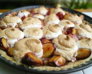 Сливовый тарт с ореховым безе