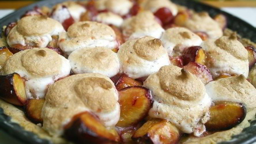 Рецепт сливовый тарт с ореховым безе