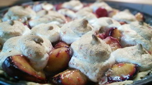 сливовый тарт с ореховым безе