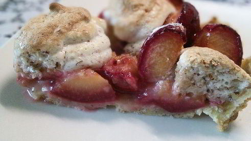 сливовый тарт с ореховым безе