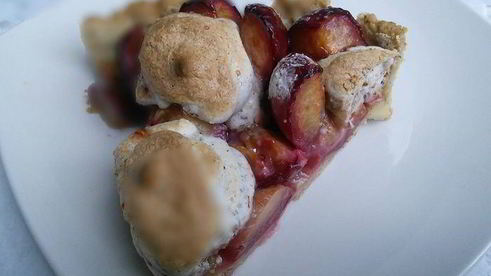 сливовый тарт с ореховым безе