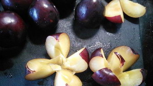 сливовый тарт с ореховым безе