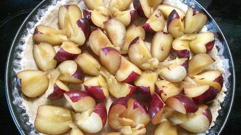 сливовый тарт с ореховым безе