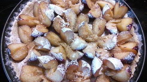 сливовый тарт с ореховым безе