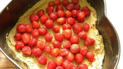 тарт из печенья с нежной начинкой из клубники