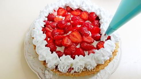 тарт с кремом из пудинга и клубники