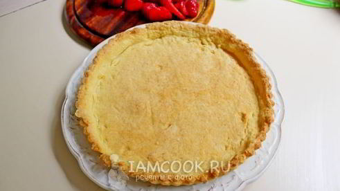 тарт с кремом из пудинга и клубники