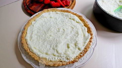 тарт с кремом из пудинга и клубники