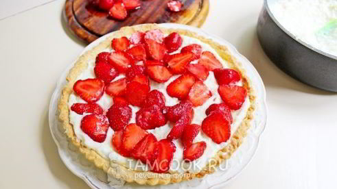 тарт с кремом из пудинга и клубники