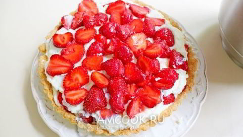 тарт с кремом из пудинга и клубники