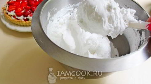 тарт с кремом из пудинга и клубники