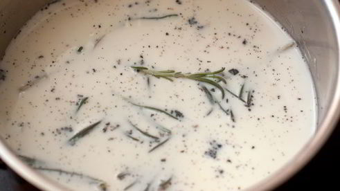 тарт с малиной и розмариновым кремом