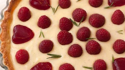 тарт с малиной и розмариновым кремом