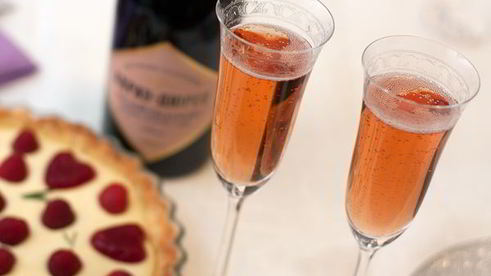 тарт с малиной и розмариновым кремом