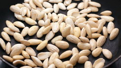 тарт с малиной и розмариновым кремом