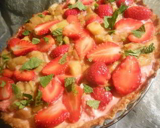 Тарт с маскарпоне, ревенем и клубникой