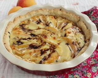 Тарт с персиками и сыром бри