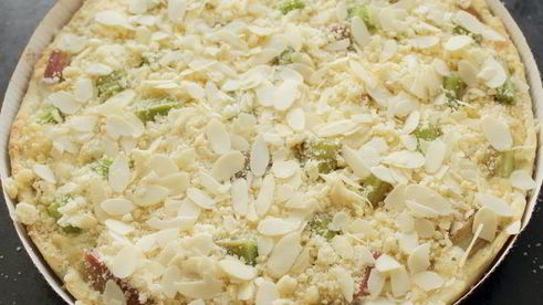 тарт с ревенем и миндальным кремом