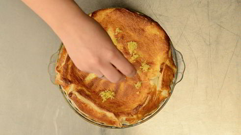 тарт с рикоттой, лимонной цедрой и цукатами