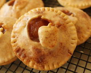 Тарт с яблоками в карамели