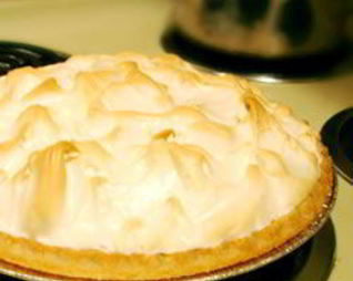 Тарт с ягодным вареньем и меренгой-безе