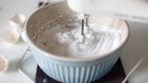 тарт со смородиной и меренгой