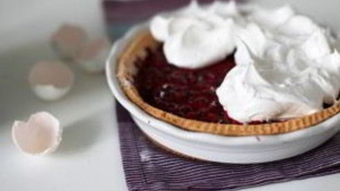 тарт со смородиной и меренгой