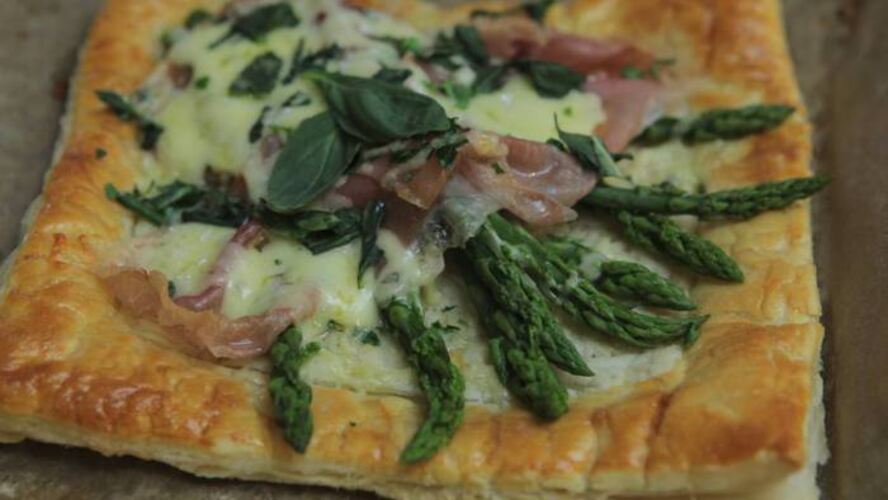 Рецепт тарт со спаржей, ветчиной и пармезаном