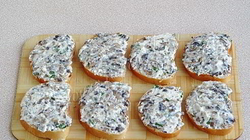 тартинки с грибами и творогом