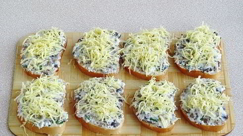 тартинки с грибами и творогом