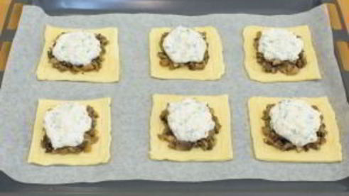 тарты с грибами под сметанно-сырным соусом