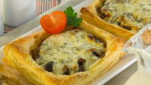тарты с грибами под сметанно-сырным соусом