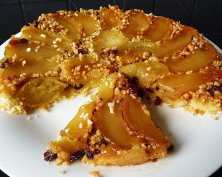 Яблочный тарт Татен с орешками и изюмом