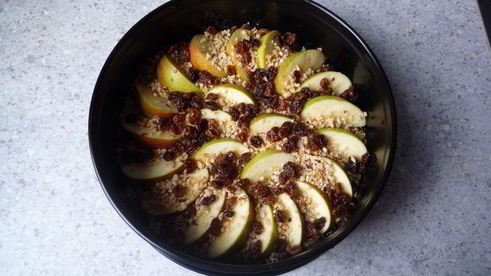 яблочный тарт татен с орешками и изюмом