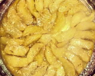 Яблочный тарт татен с цедрой лимона и корицей