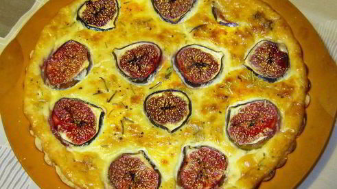 закусочный тарт с сыром джюгас и инжиром