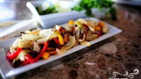 тортильяс с говядиной, перцем и луком