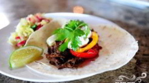 тортильяс с говядиной, перцем и луком